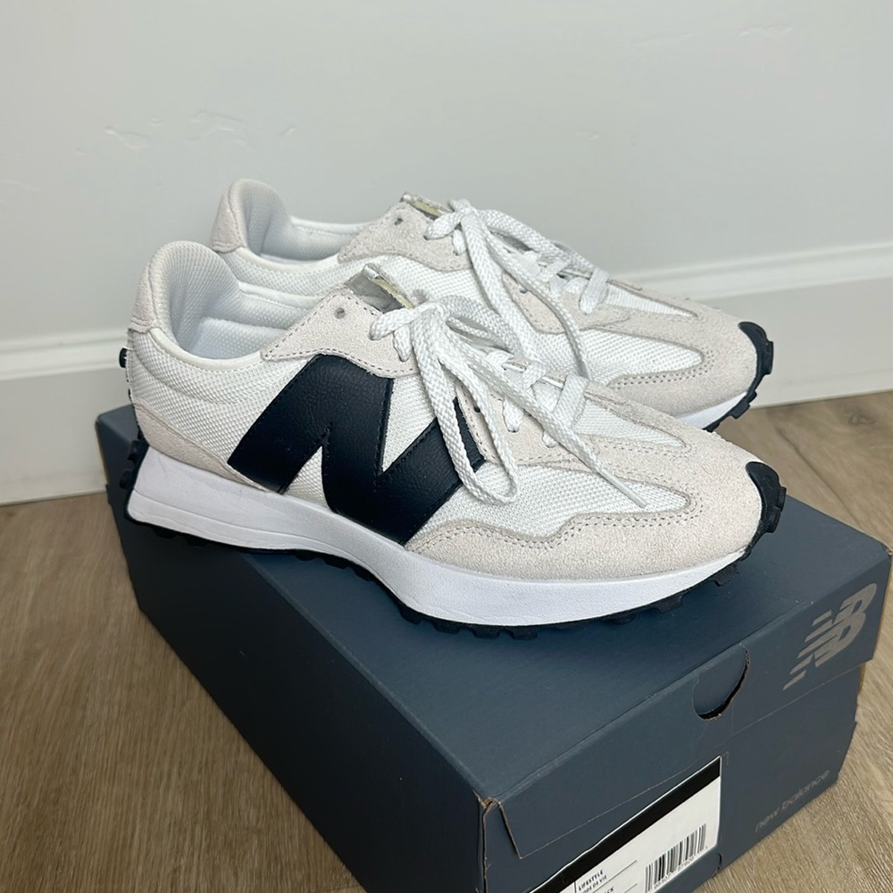 NIB New Balance 327 White Black with SEWN N logo, not printed. Size 9.5